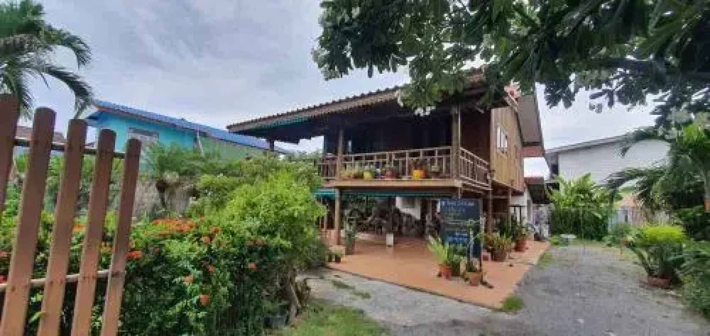 SeeSea Thai wooden house on beachfront