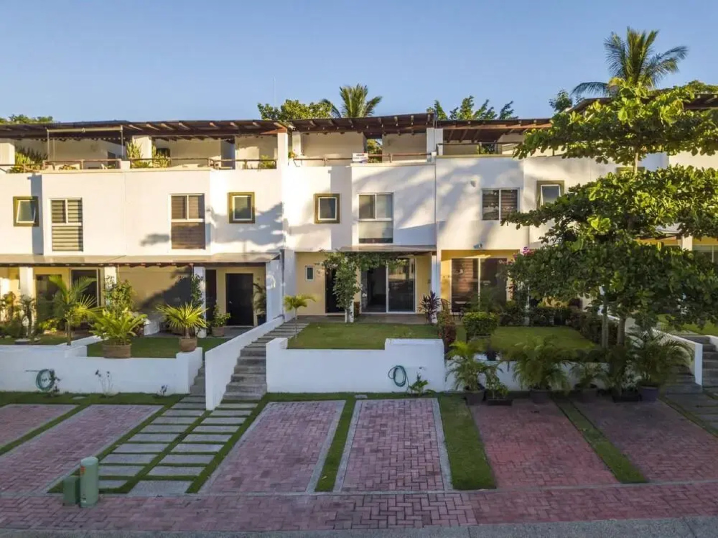 Los Amores 12 3 BR by Casago