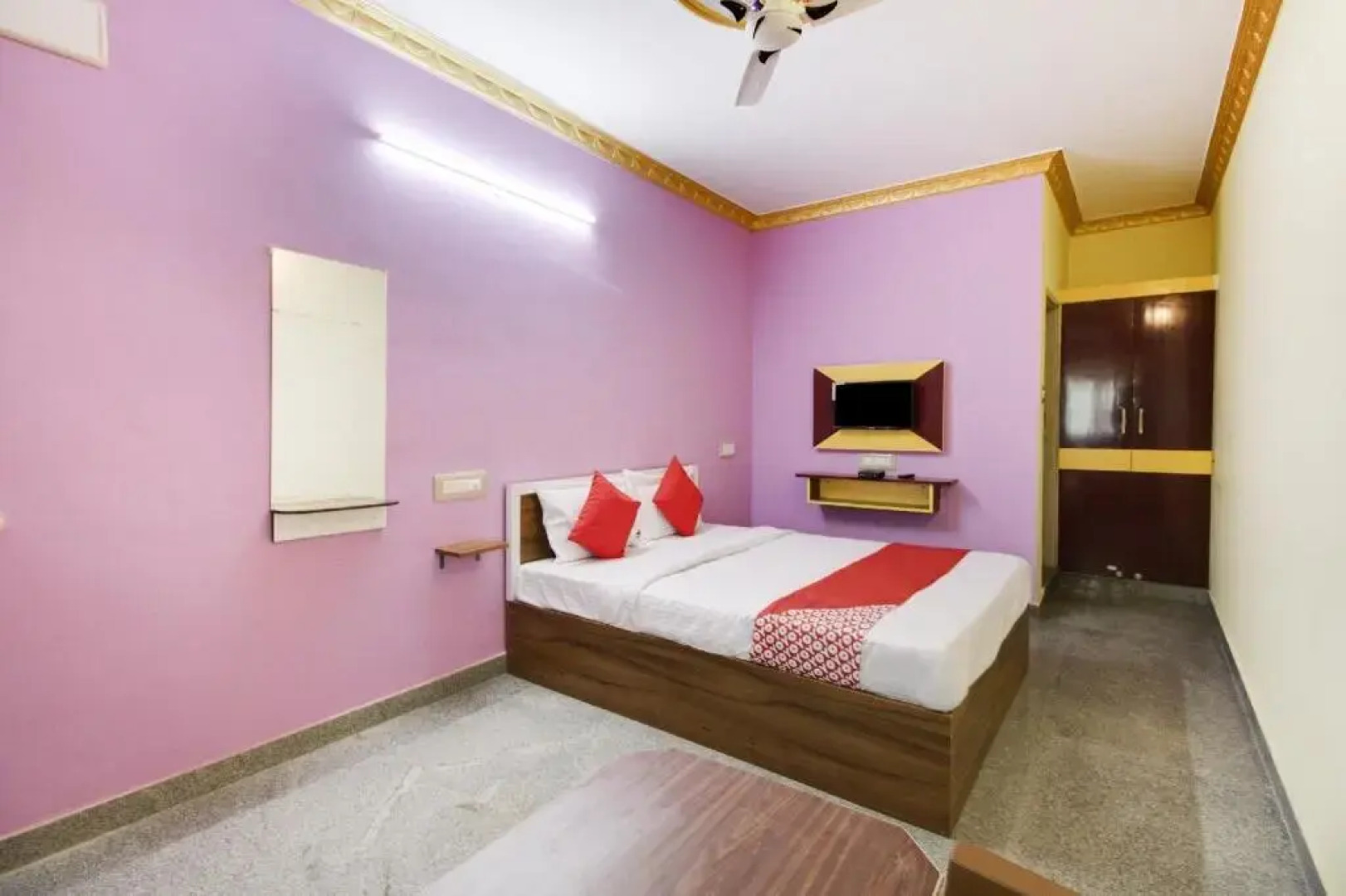 Pnk Royals by OYO Rooms