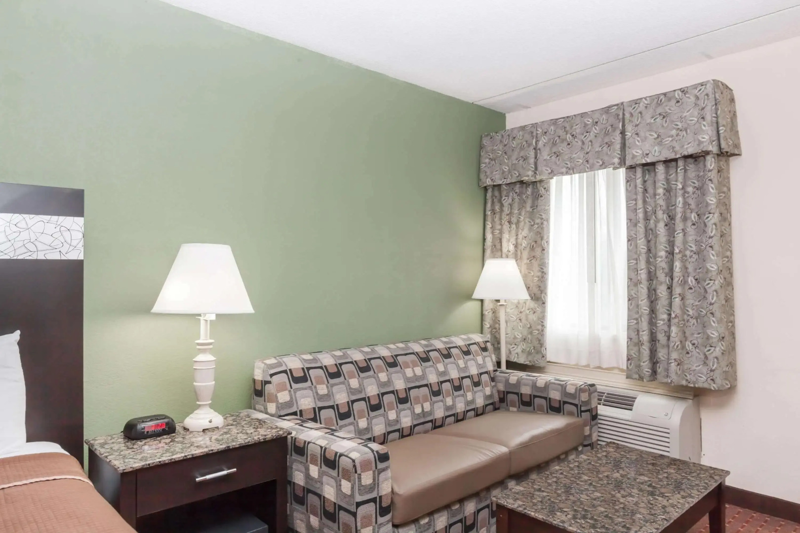Howard Johnson Hotel by Wyndham Newark Airport
