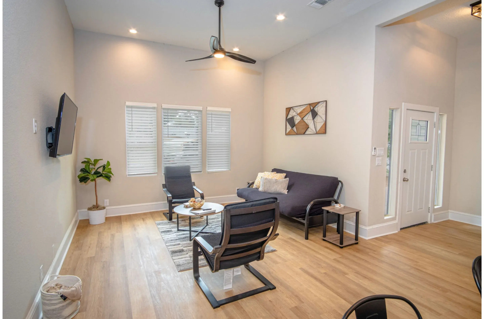 Brand New Remodeled 3BR/2BA House Near Downtown
