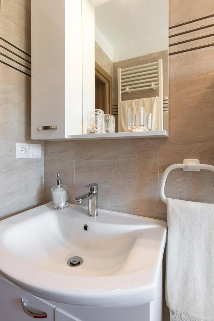 Apartment Doris, Nenadici