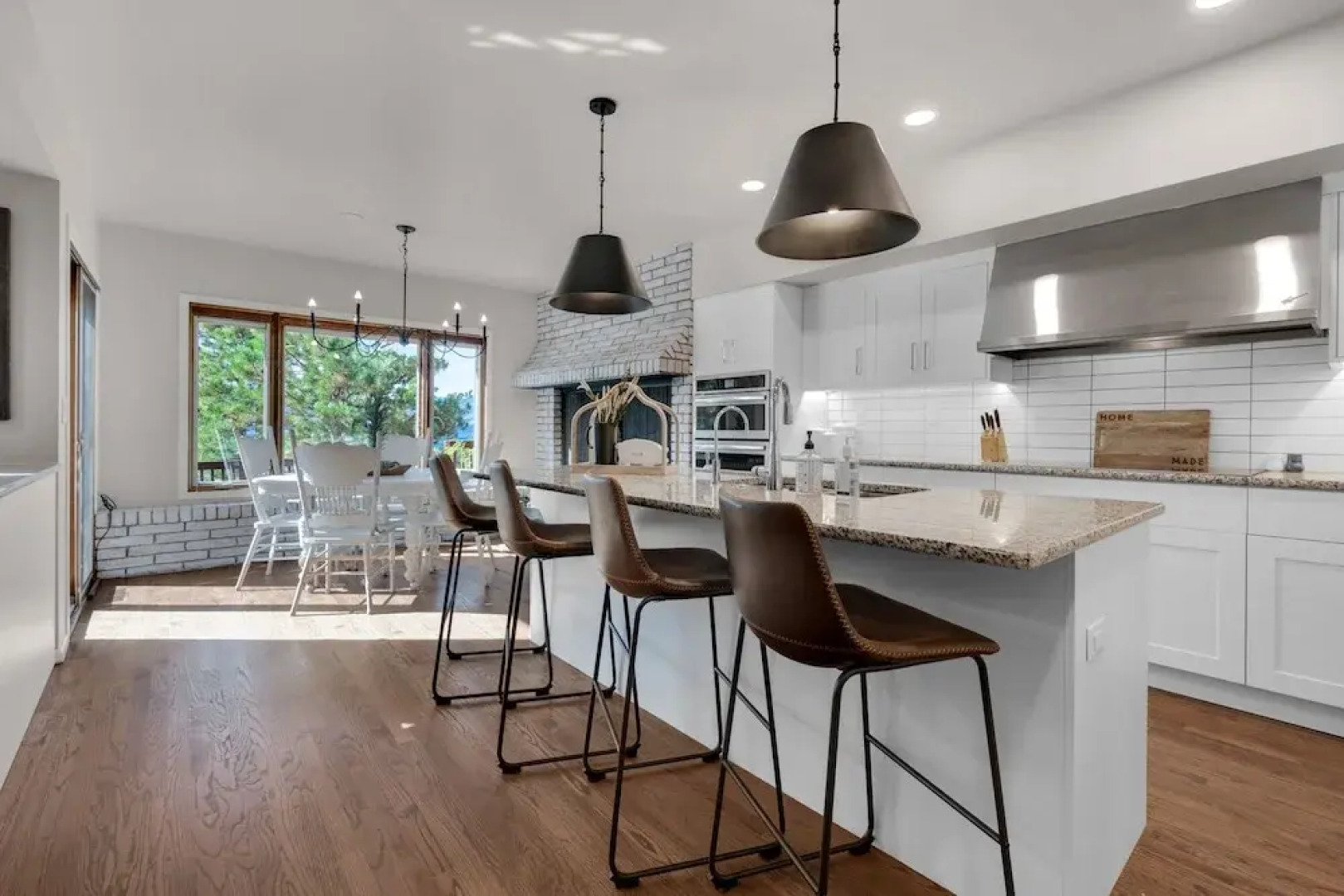 Expansive Monument Home: Hot Tub & Mountain Views!