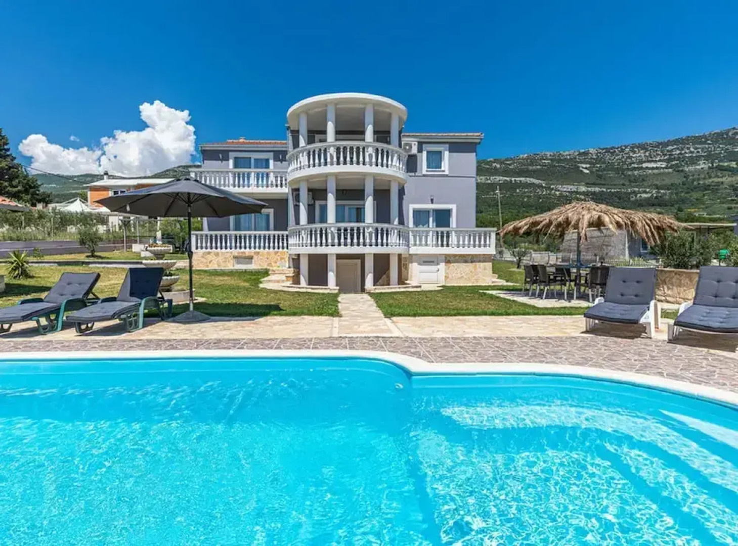 Exquisite Spacious Villa Bufaline With Pool and Gym