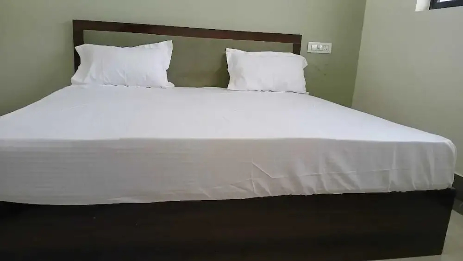 J.R Palace Hotel & Banquet