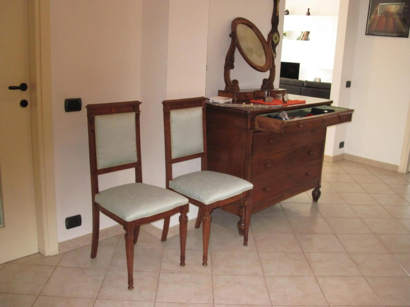 Silky House with Private Parking