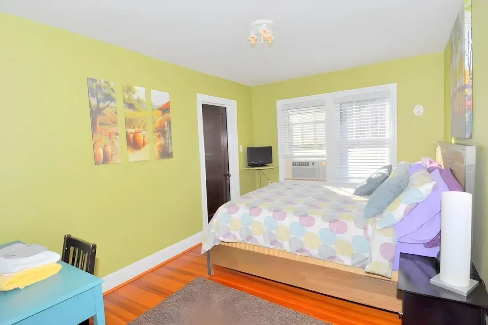 Aunt Beas Bungalow - Right in Town!