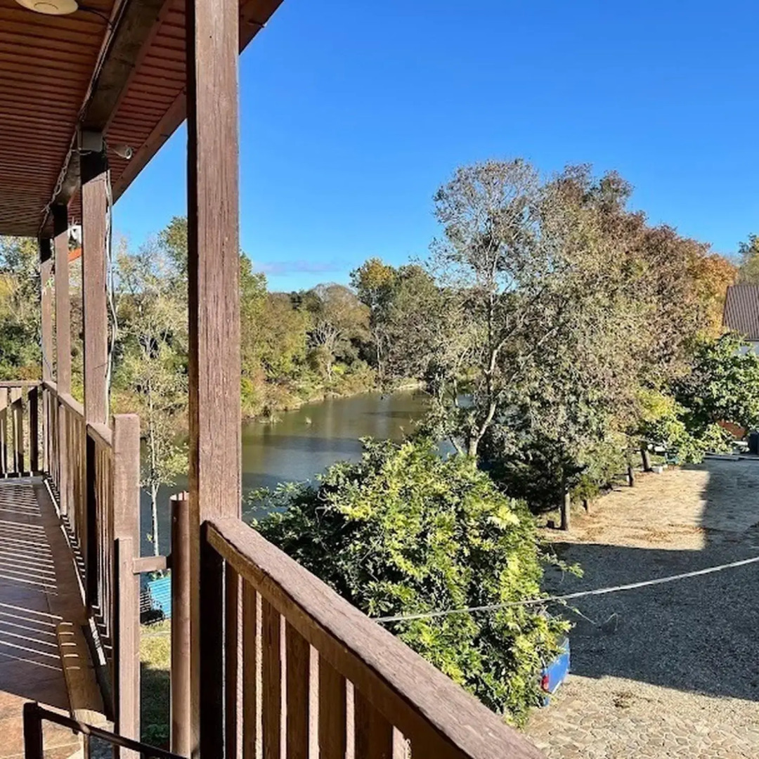 Замок у реки