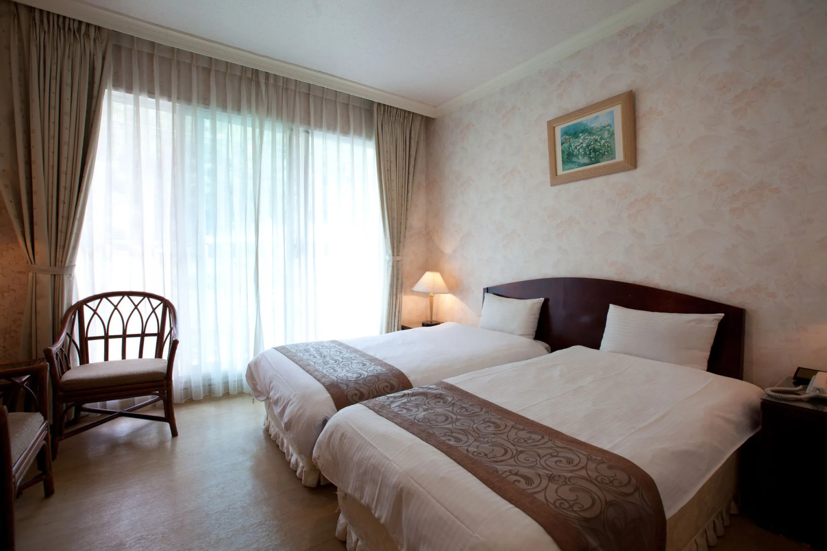 Lakeside Resort Hotel