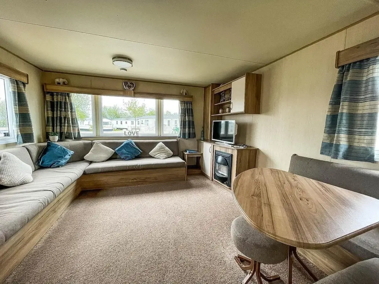 Caravansleeps8-hottub-fireplace-garden-patio