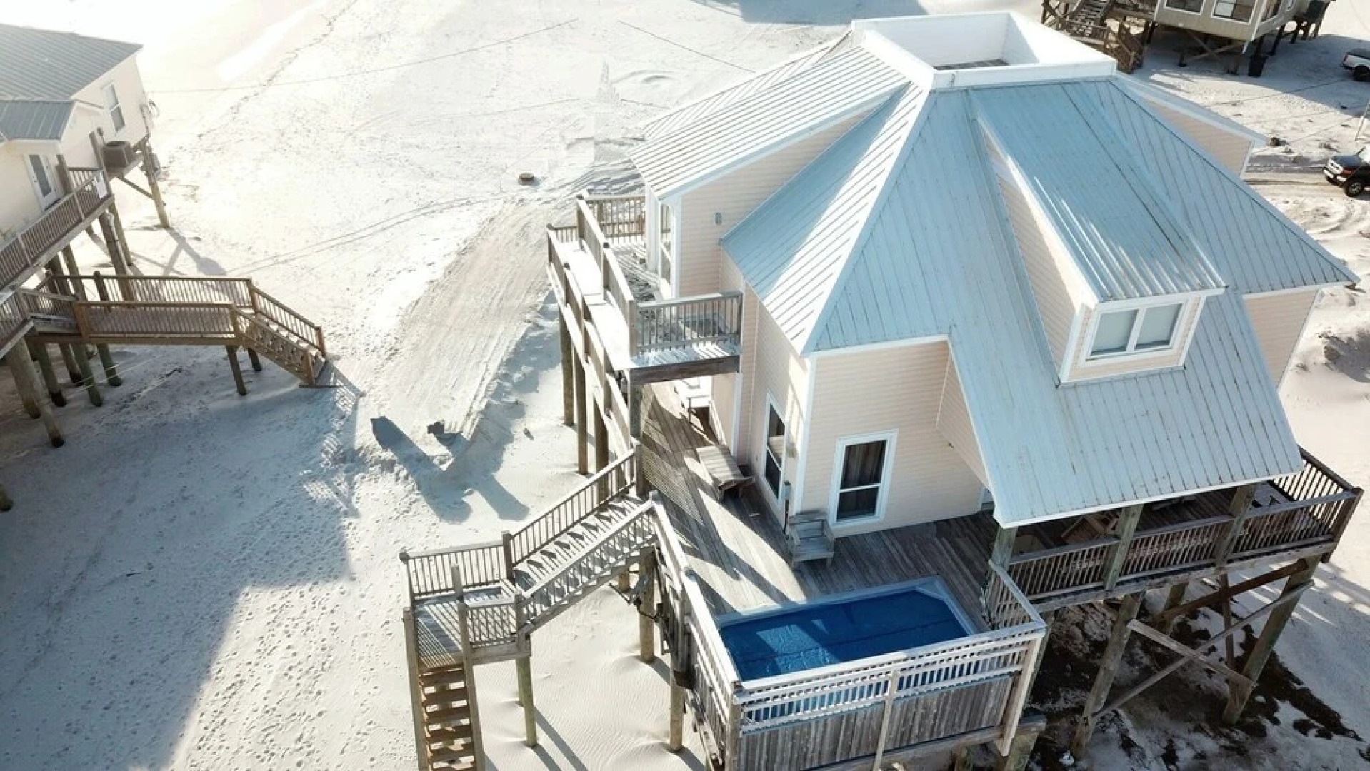 Kowabunga - You'll Love The Rooftop Deck And Private Heated Dipping Pool! Pet Friendly! 4 Bedroom Home by RedAwning