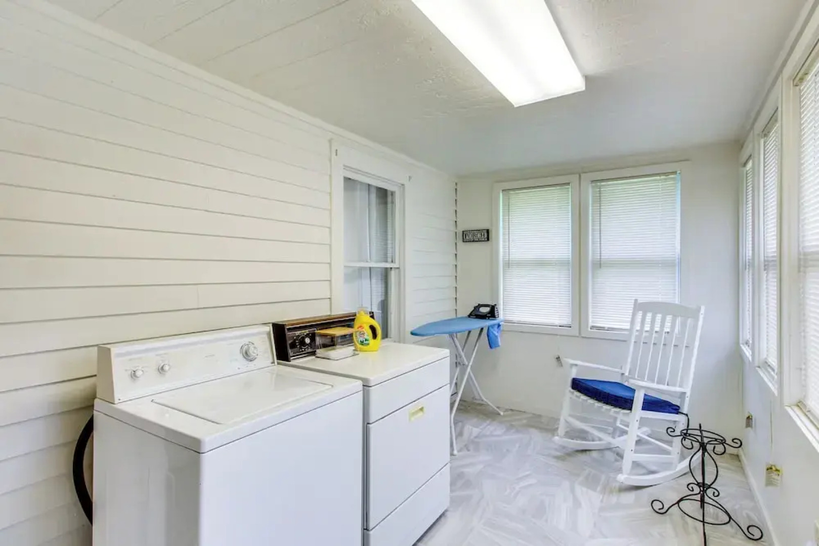 1 Mi to K-state Campus: Central Manhattan Home