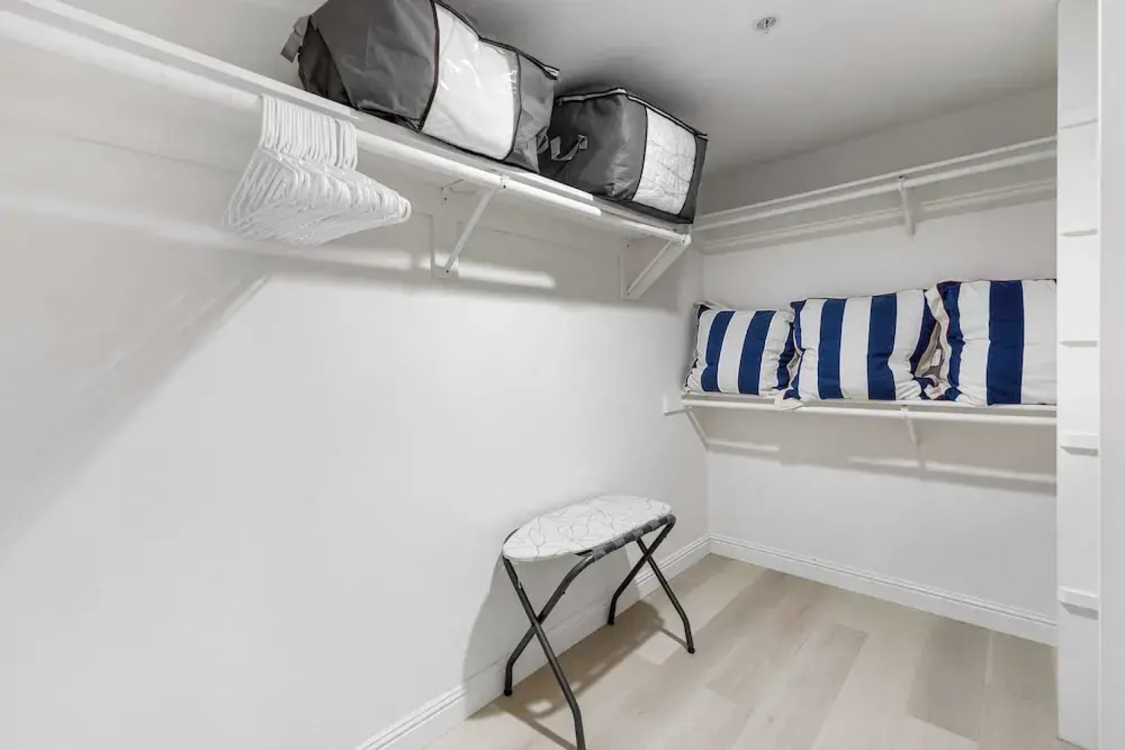 Walk to Beach Pool, Hot Tub, Private Patio, Parking Seabreeze Retreat