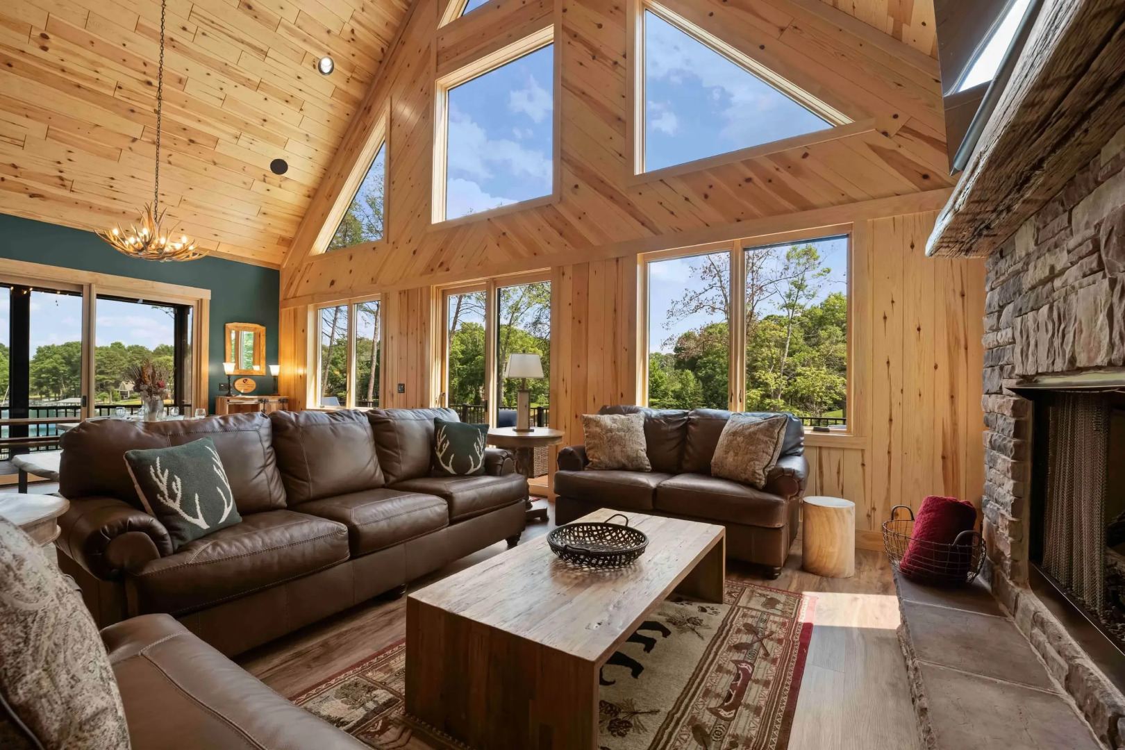 Black Bear Lodge by Avantstay Lakefront Dock Pool Theater Sleeps 20