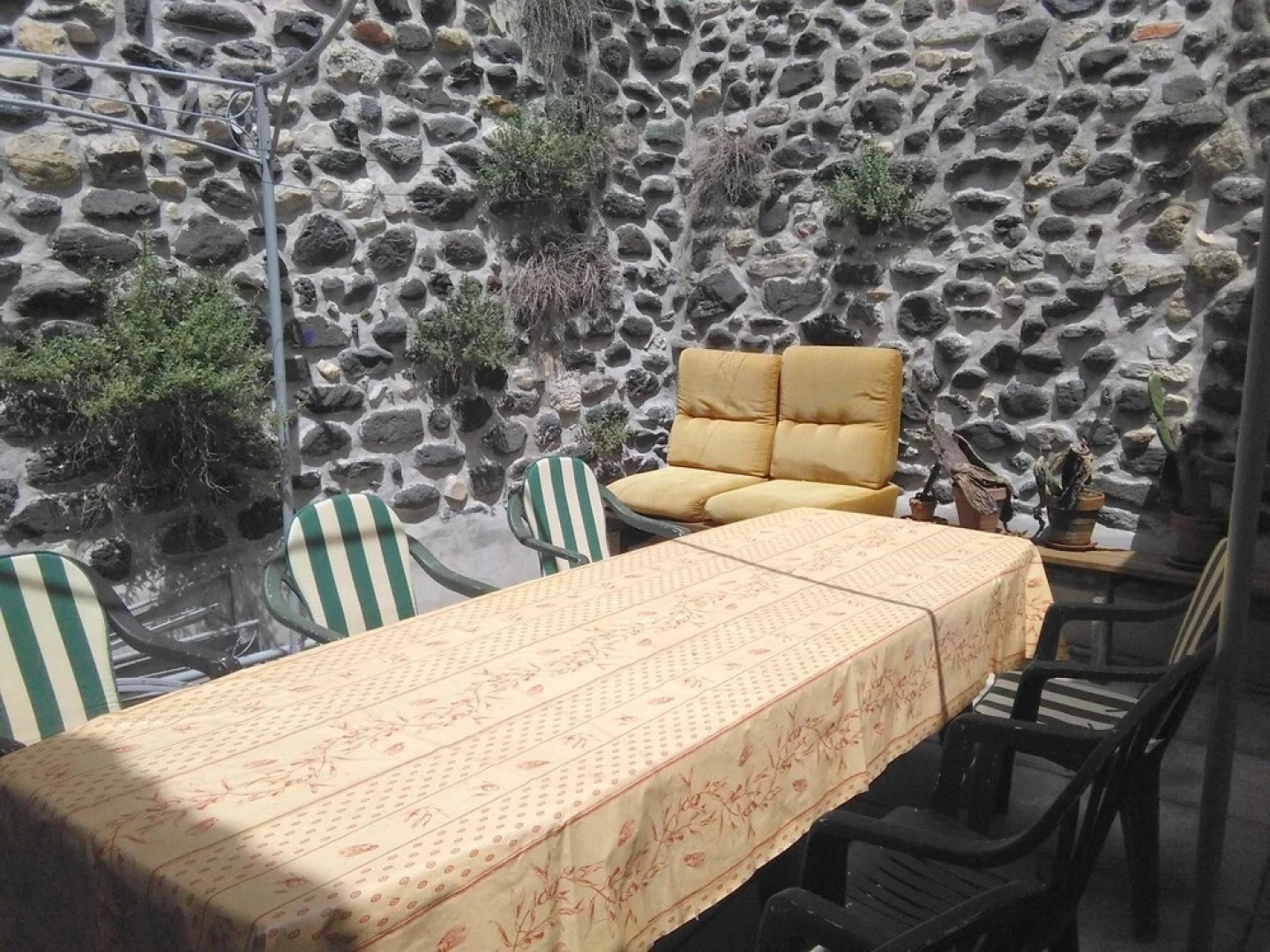 House With 2 Bedrooms in Alba-la-romaine, With Furnished Terrace and W