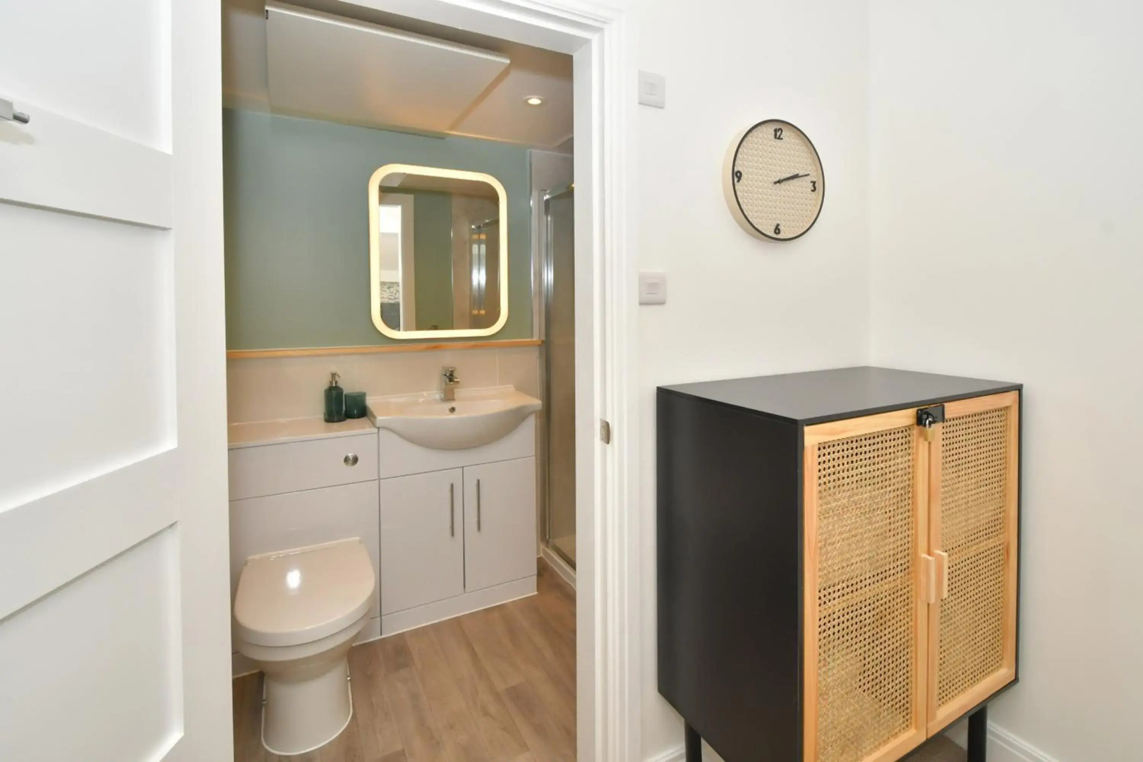 Antrobus Deluxe Apartments by YourStays