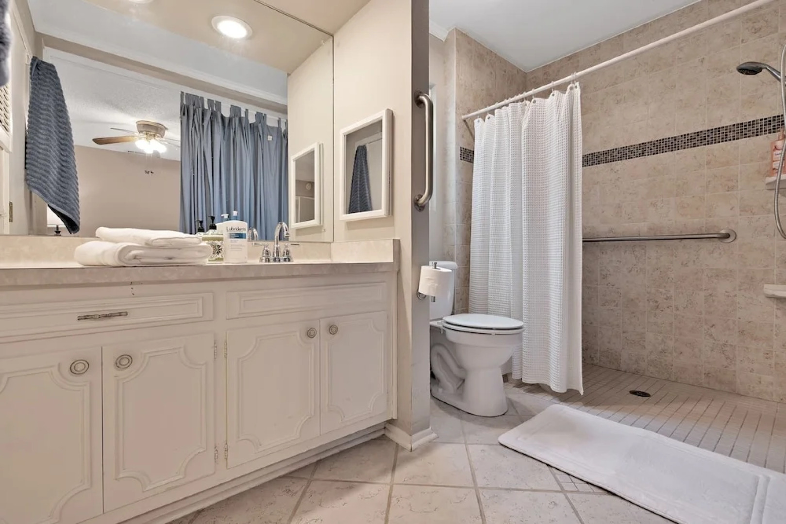 Comfy Home W/ Great Accessibility 3 Bedroom Home by RedAwning