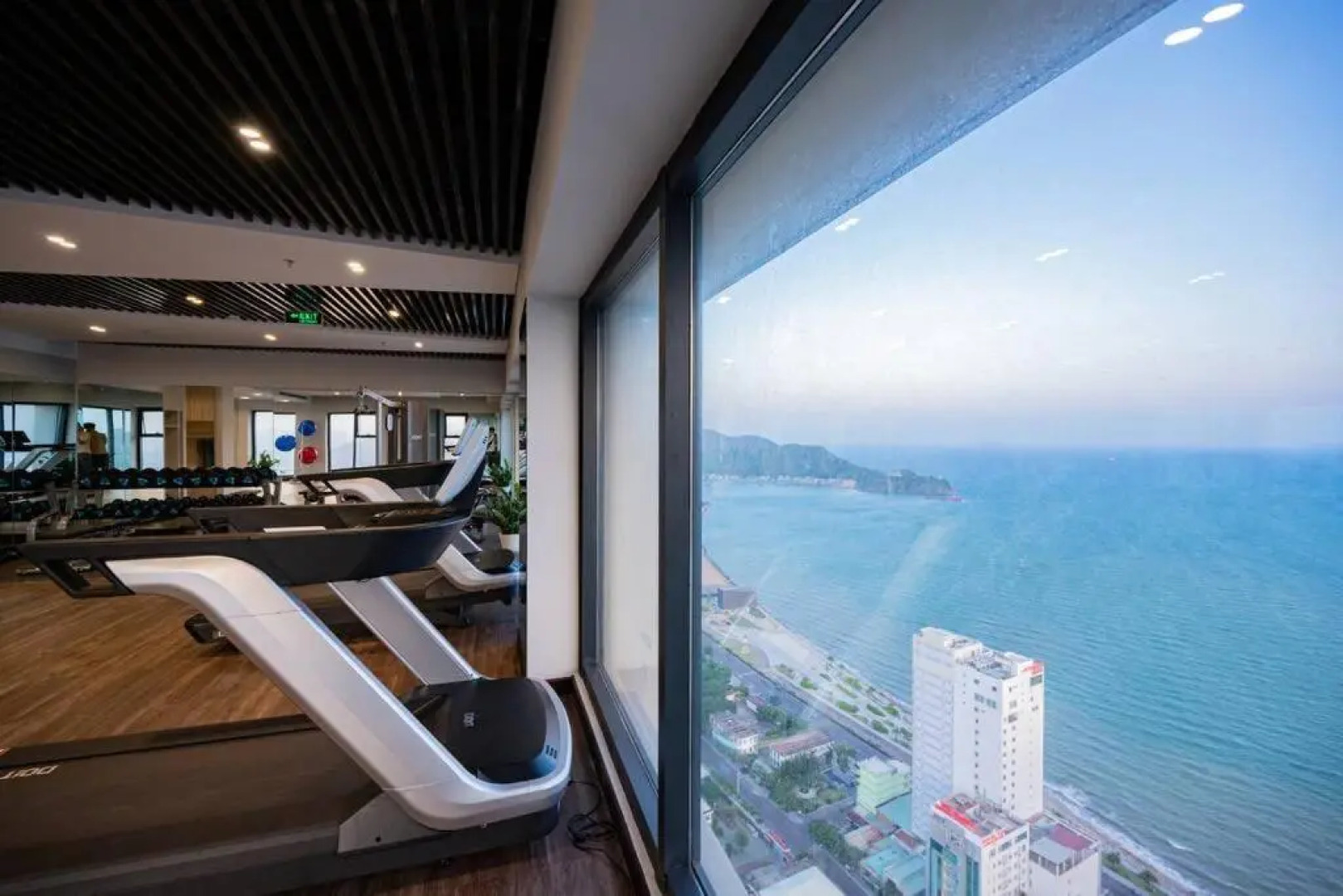 2BR luxury seaview apt 2' walking to the beach