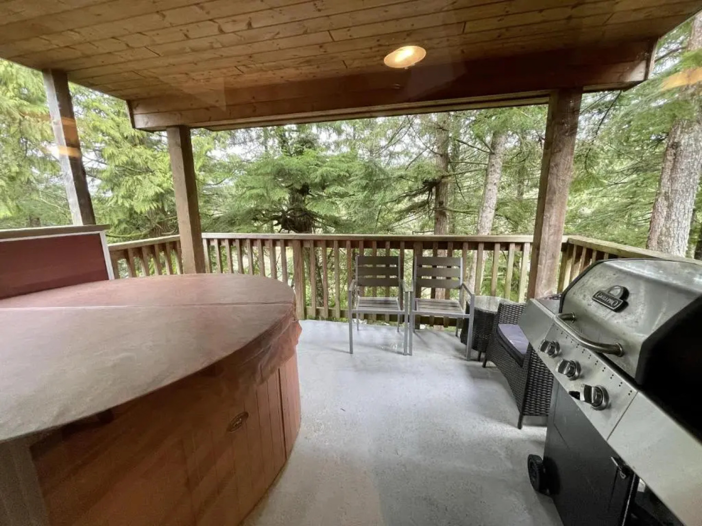 Waterfront 2 bedroom Cottage with Hot Tub!