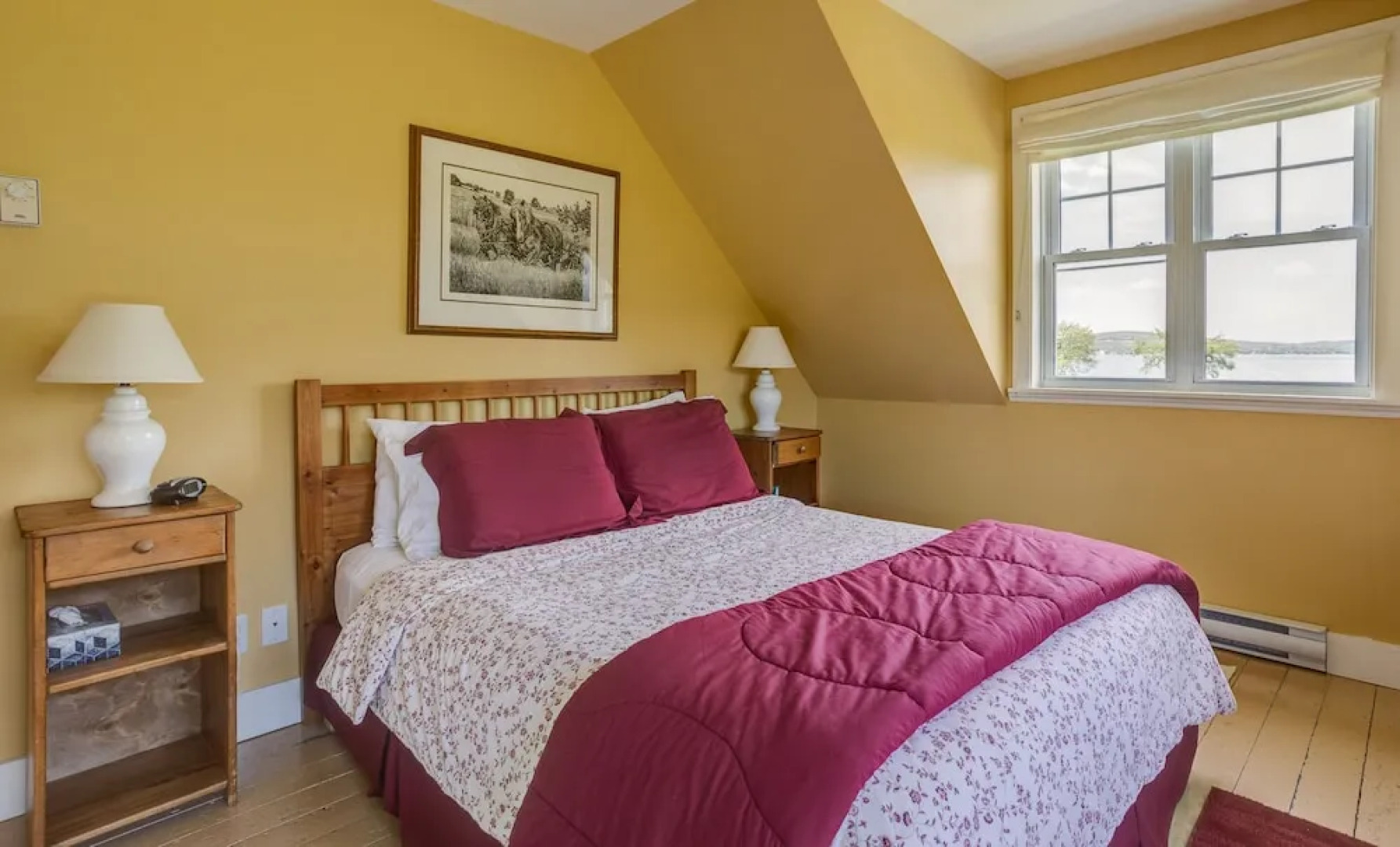 Lovely LacBrome 3 Bdrm Lakefront Cottage