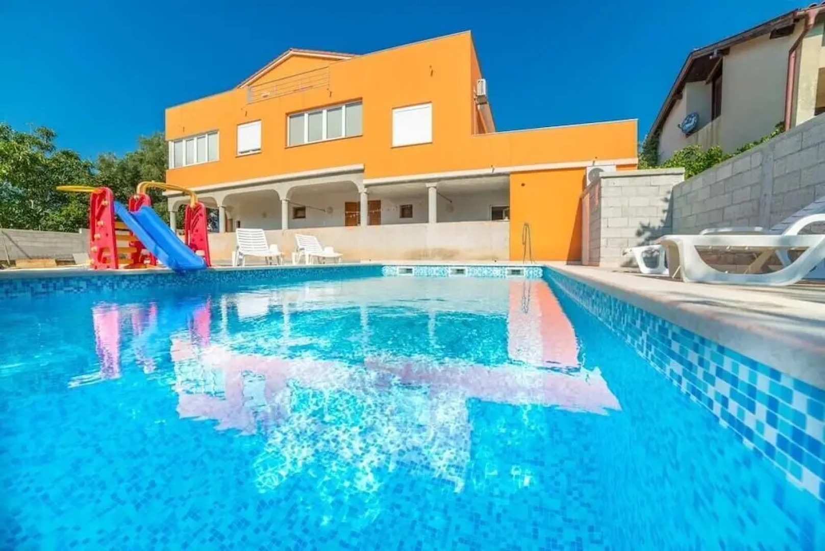 Comfort apartments with pool in Medulin