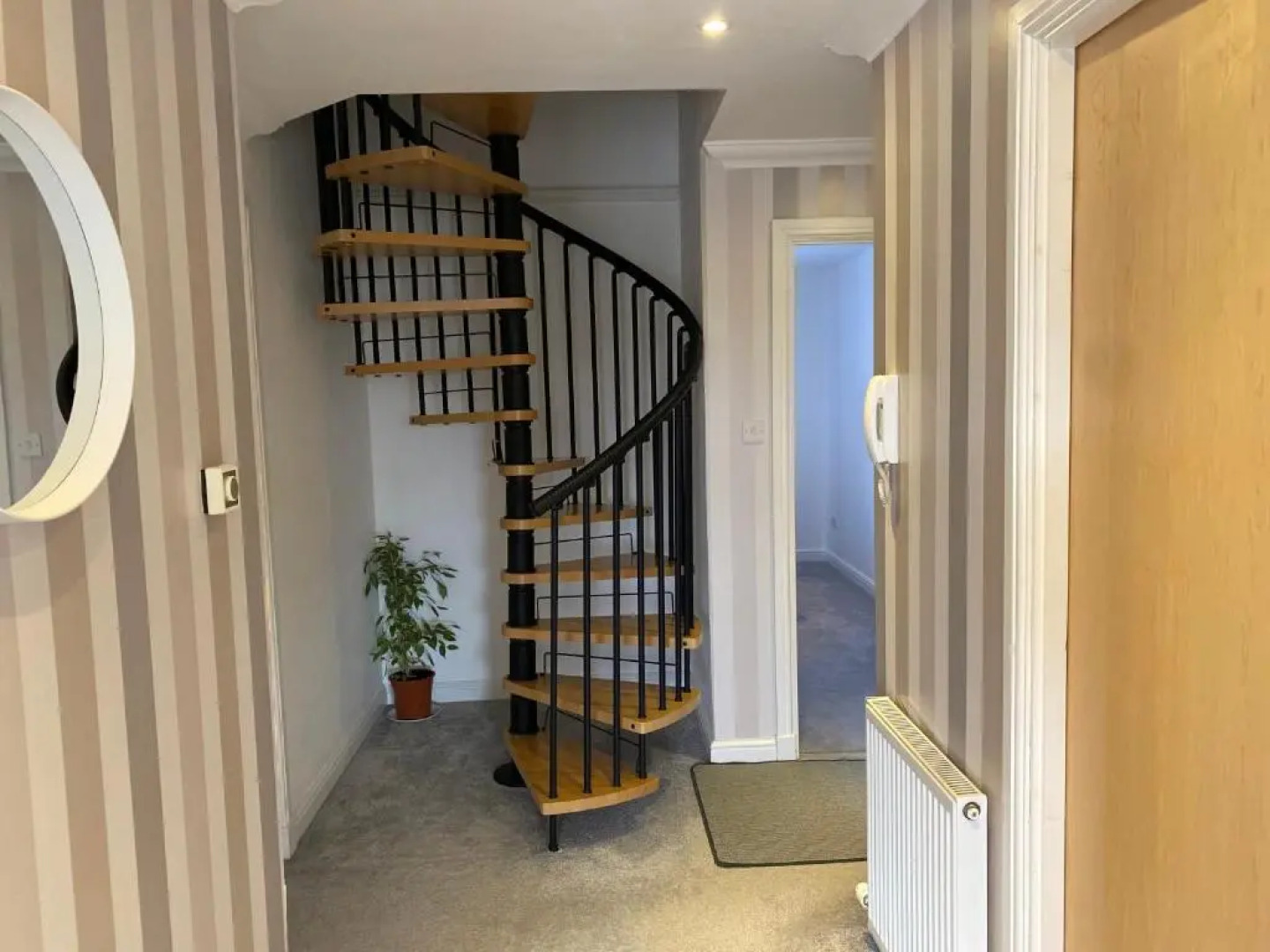 The Duplex Nairn- Spacious 3 Bedroom with sunny balcony