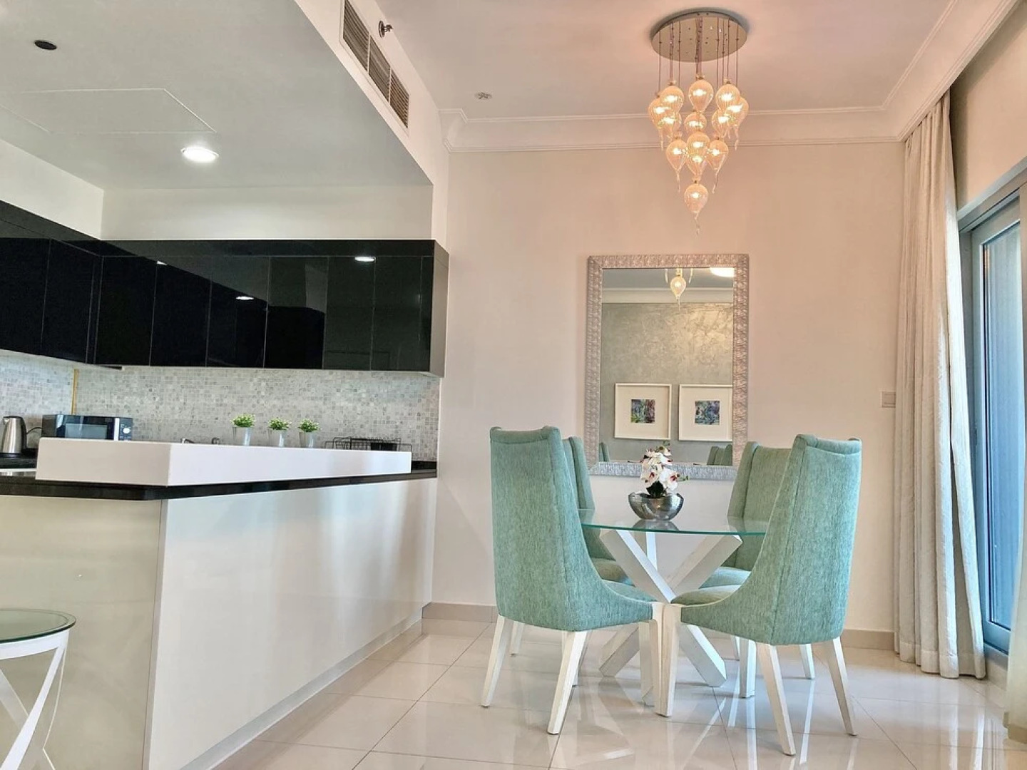 SuperHost - High-rise Chic Apt With Incredible Skyline Views