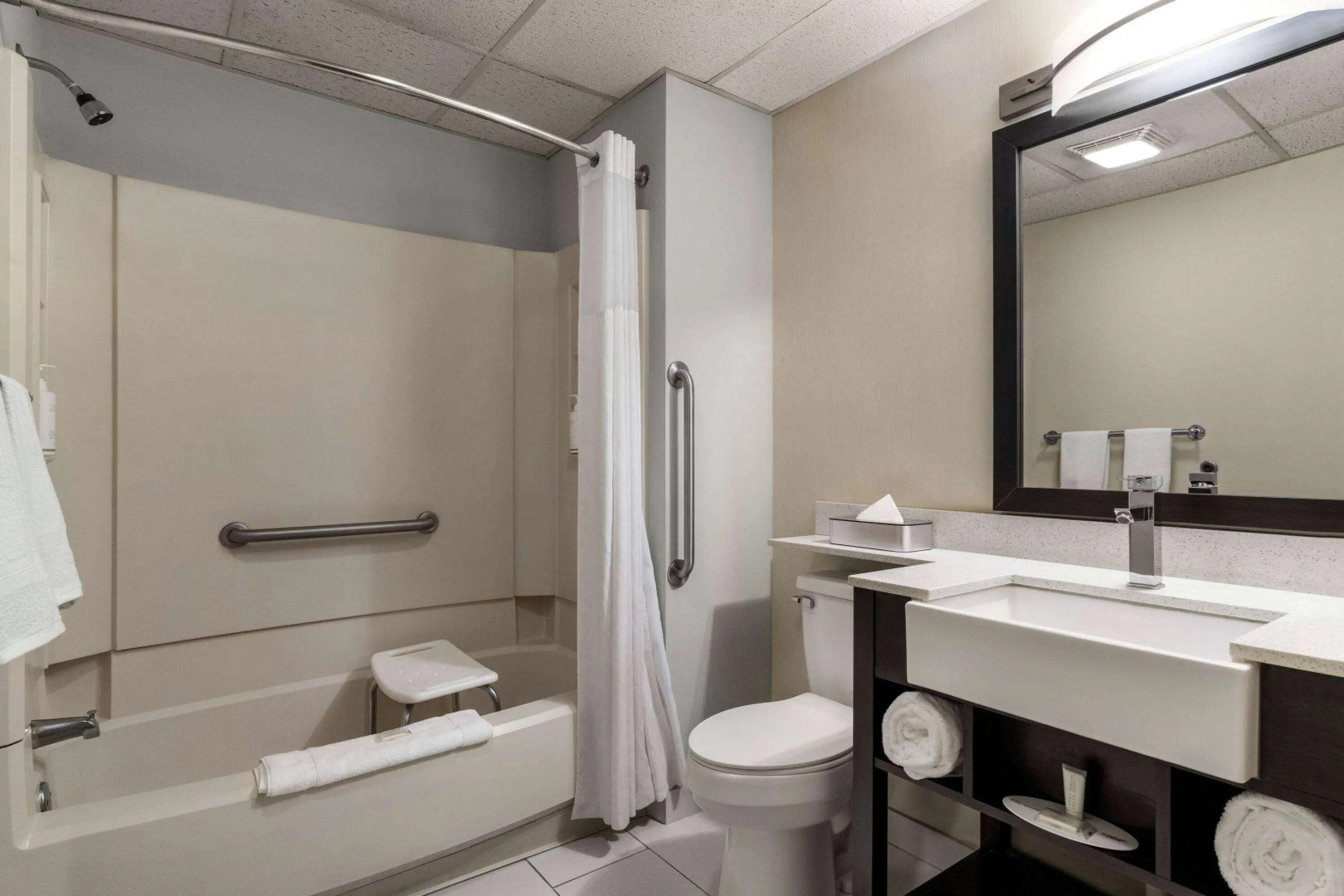 Days Inn & Suites by Wyndham Lancaster Amish Country