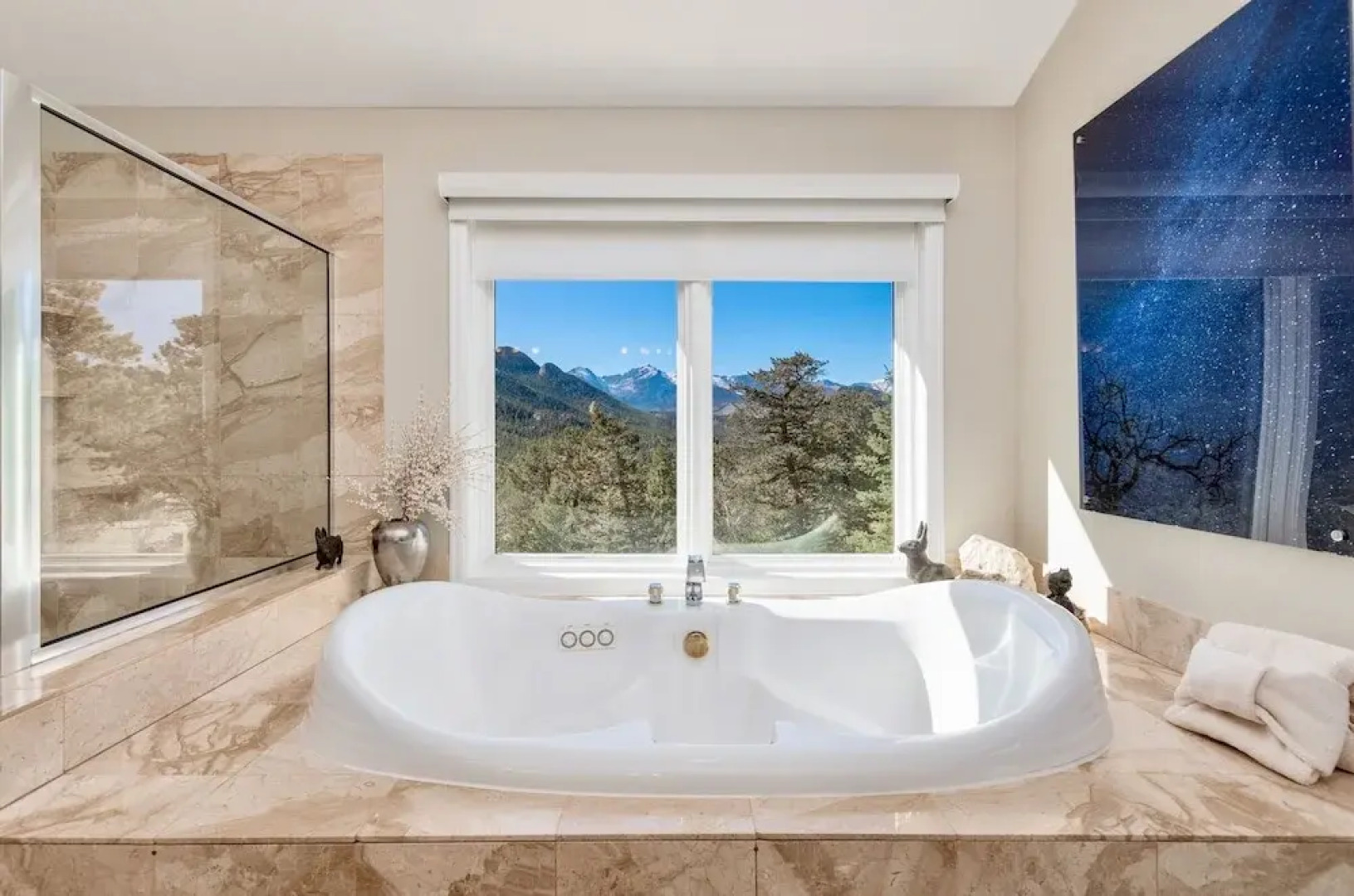 Awestruck Luxury Vacation  At Windcliff 3 Bedroom Home by RedAwning