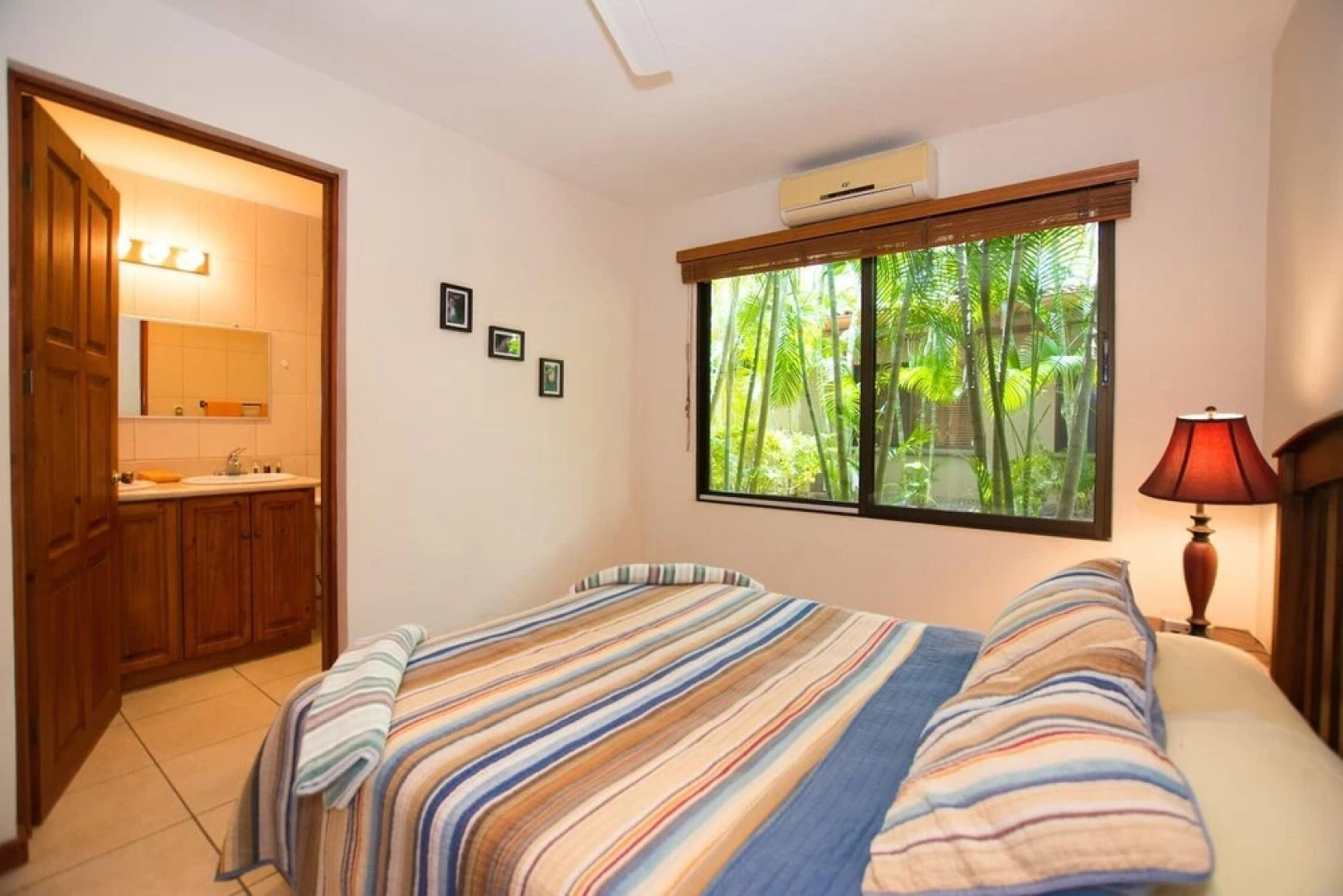 Charming unit that sleeps 4 - with pool - walking distance from Brasilito Beach