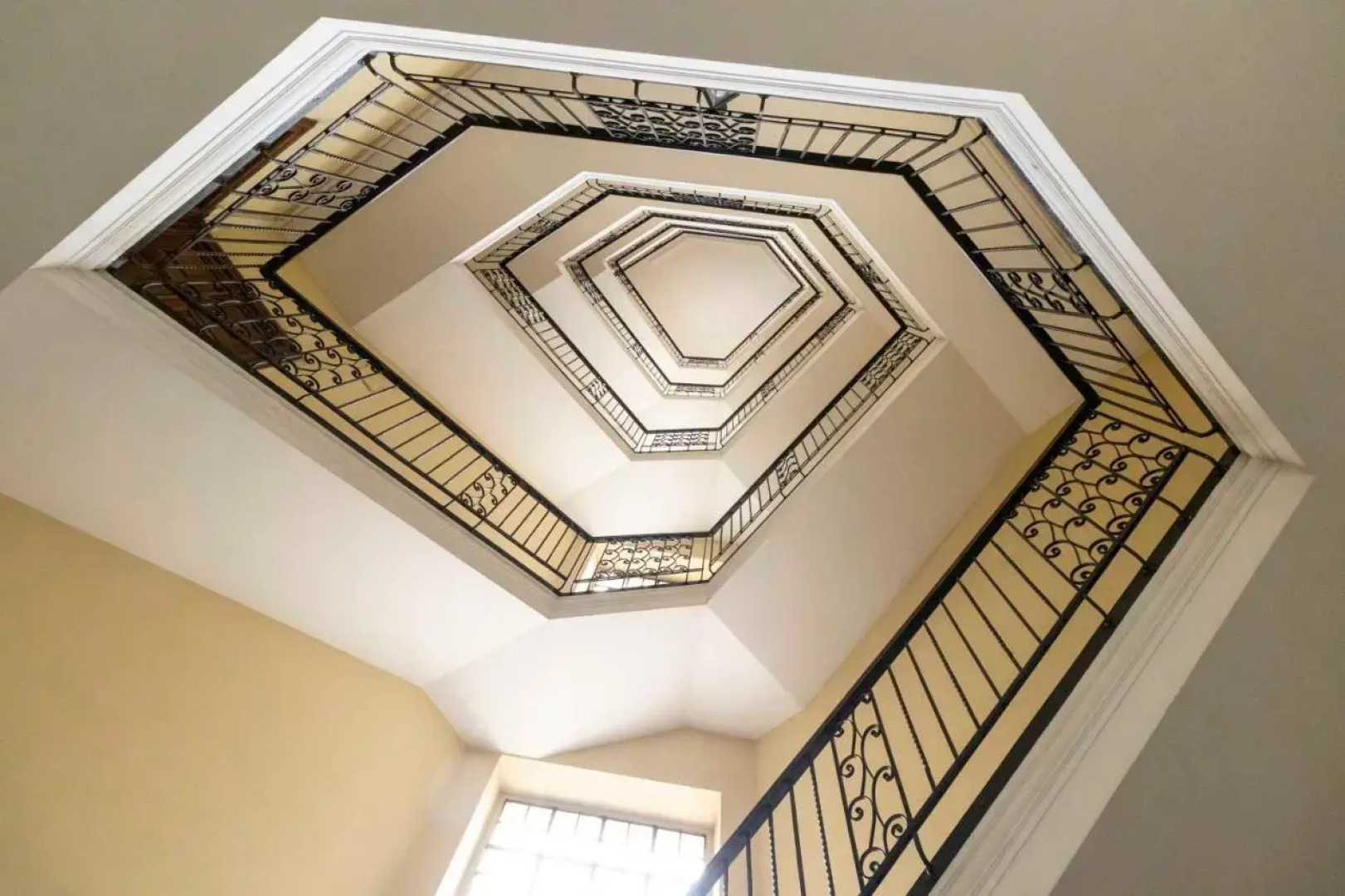 BOOK NOW! Apt x4 a few steps from Valentino's Park