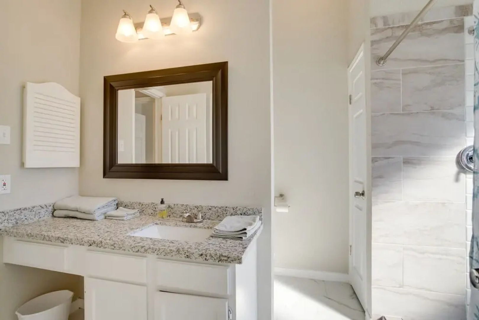 Minimalist Spring Vacation Rental w/ Fireplace