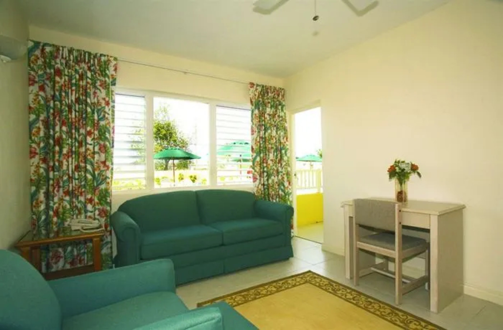 Tropical Winds Apartment Hotel