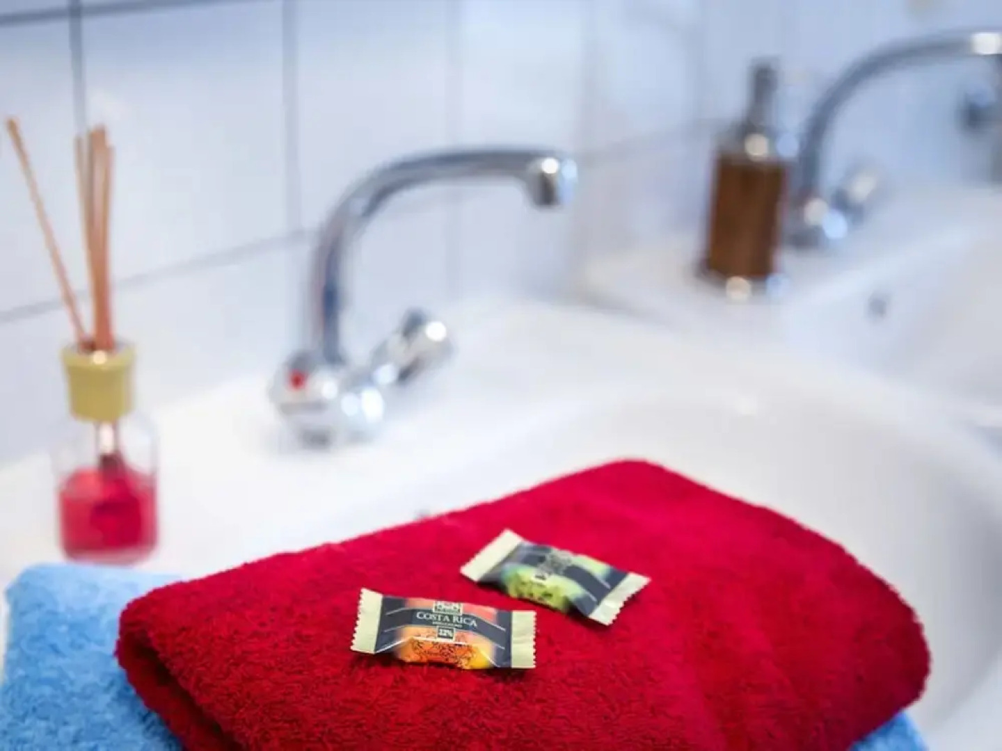 Courtyard View - Manor by the Lake