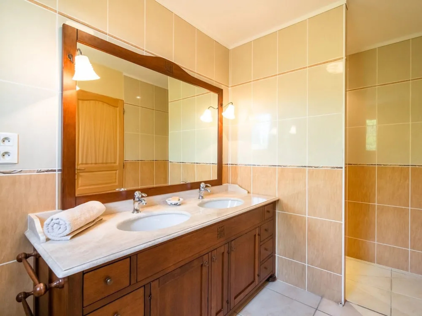 Spacious Villa With Private Swimming Pool and Fully Enclosed Garden