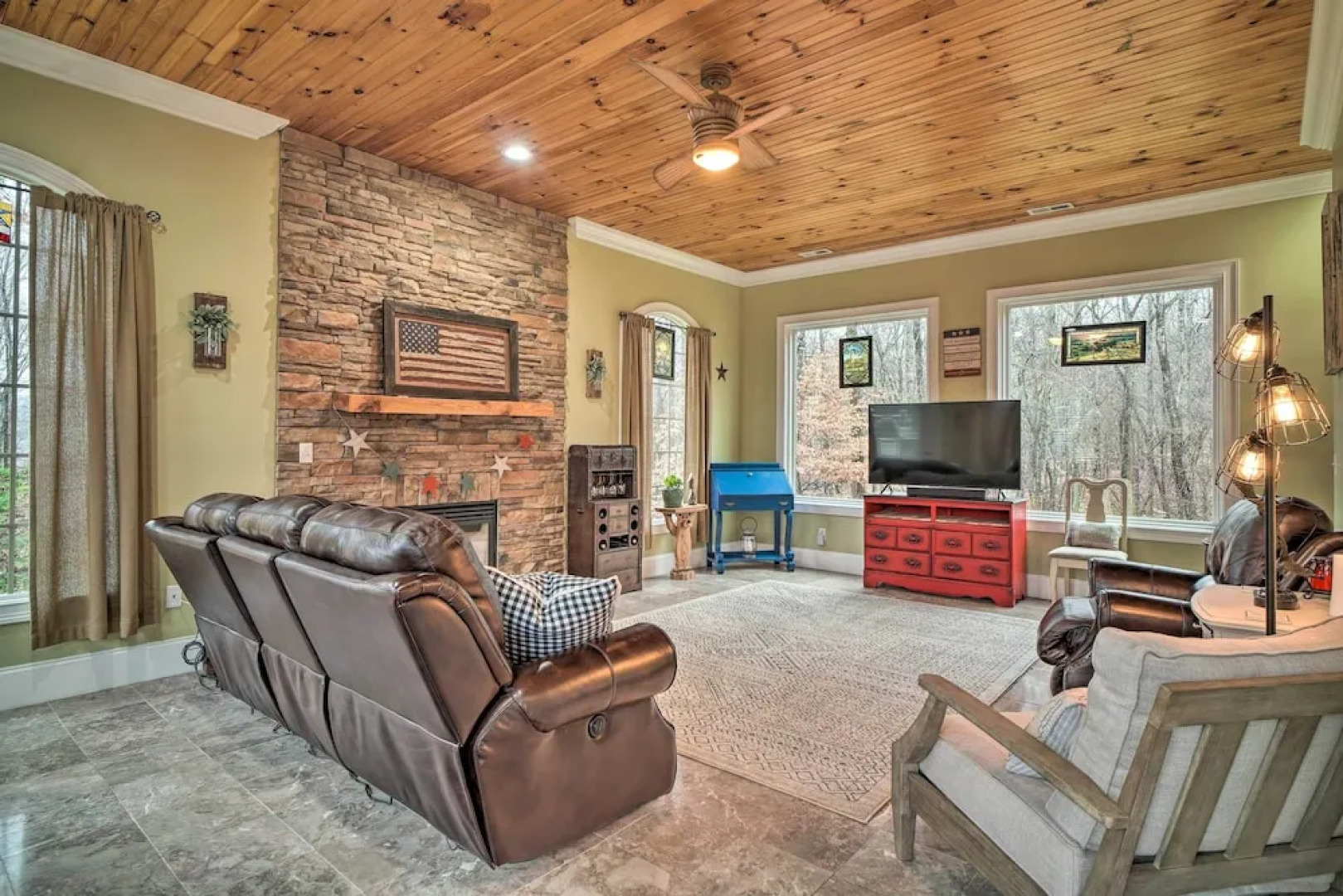 Dog-friendly Family Home Steps to Norris Lake