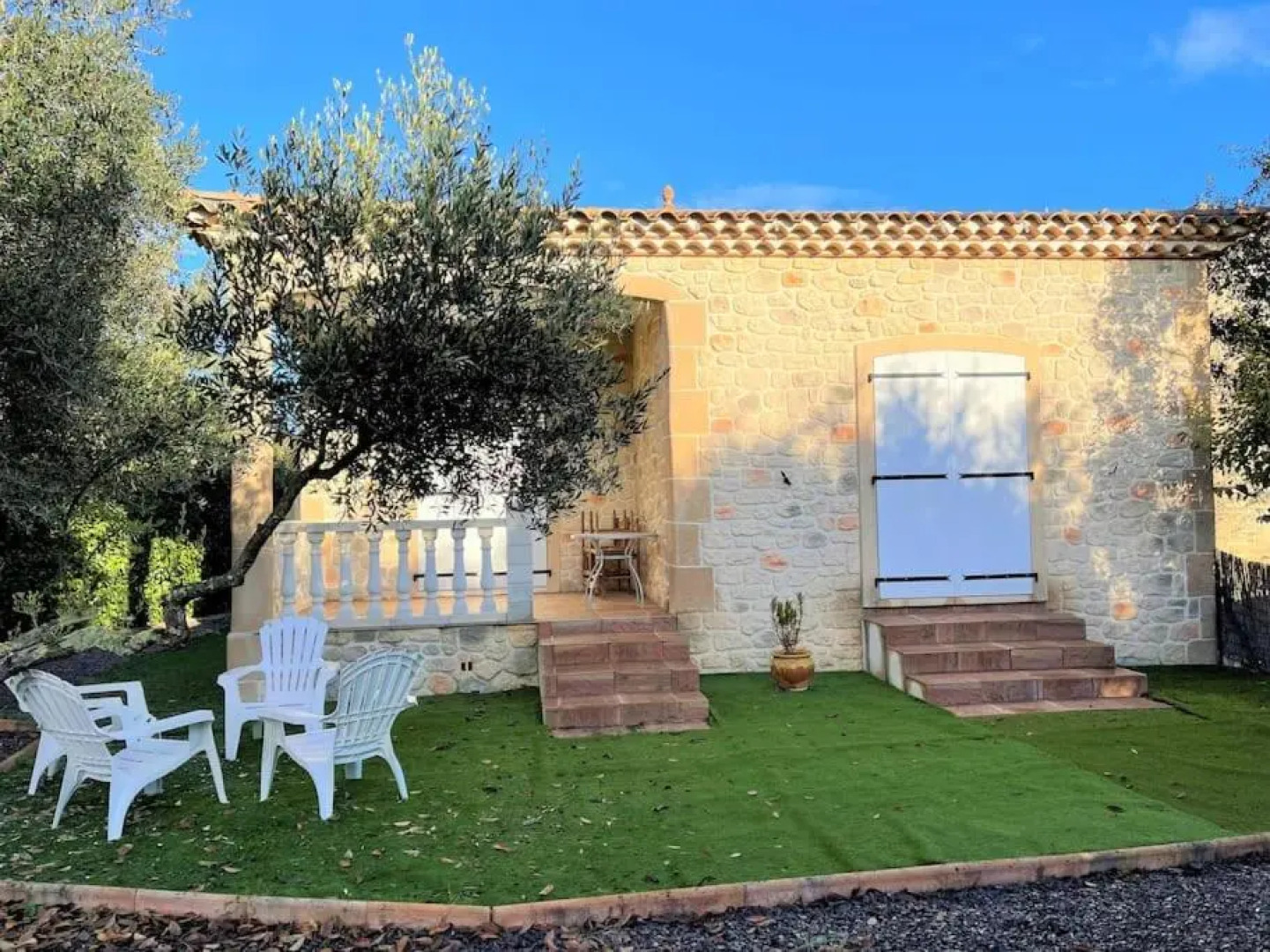 Captivating 2-Bed, 1 bath Cottage, Private Garden & Shared Pool in Sauve