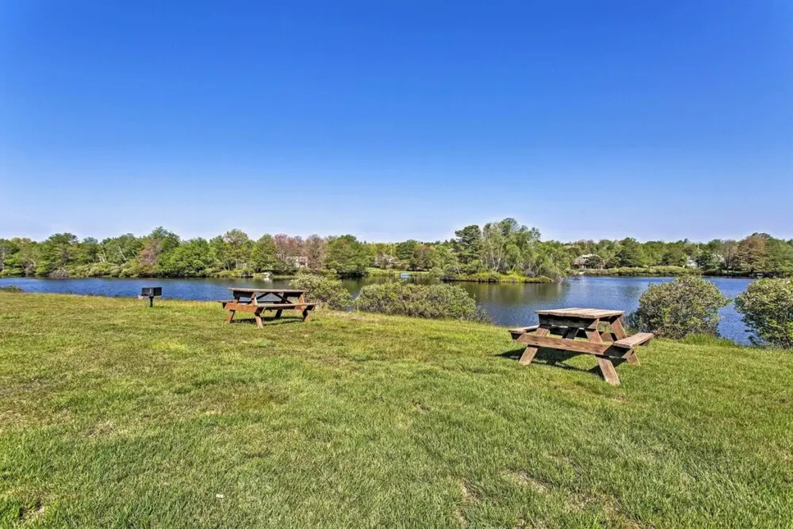 Cozy House: Surrounded by Community Lakes!