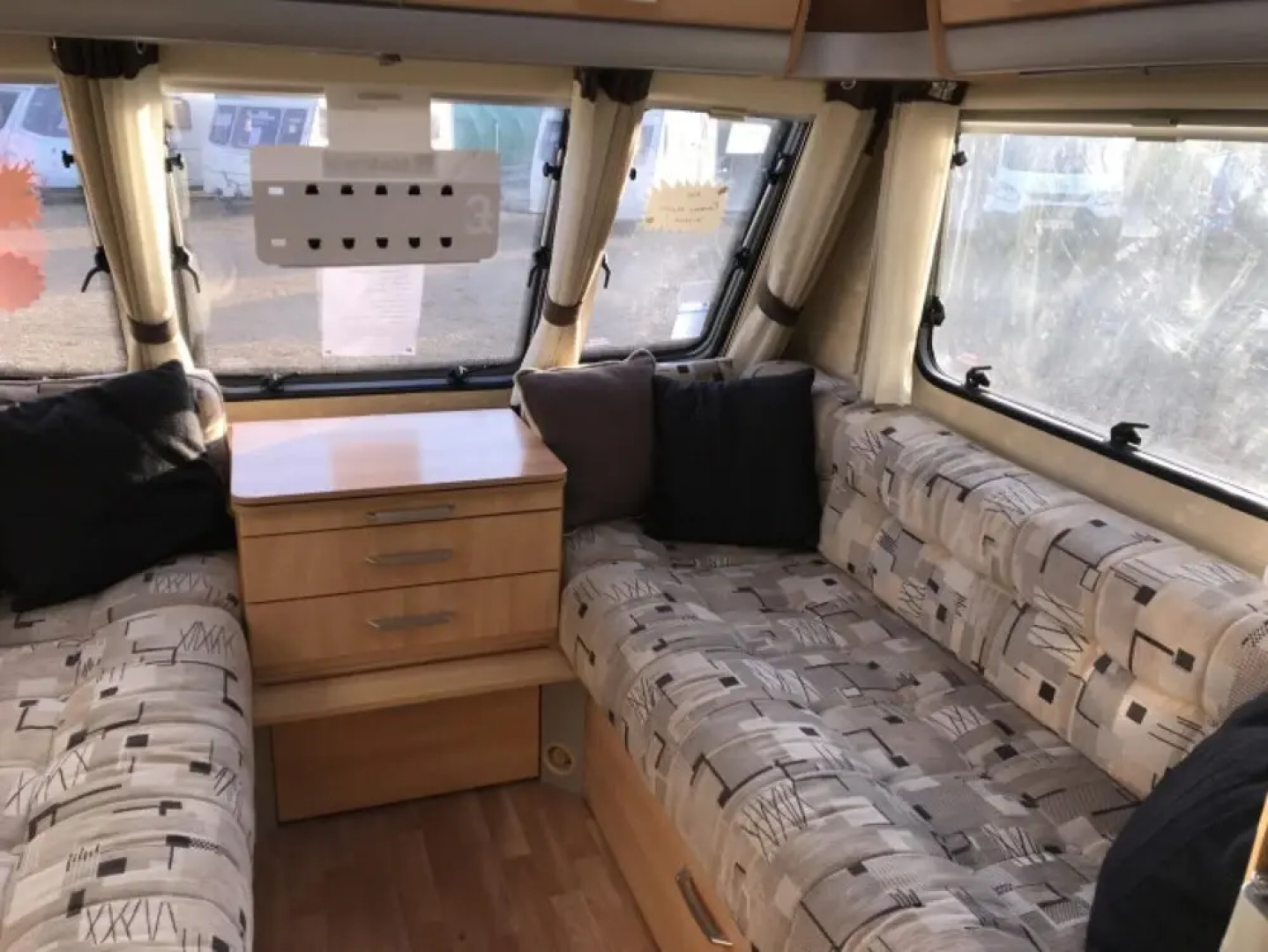 Stayzo Quiet Countryside Setting - Caravan View With Free Wi-fi in the Chiltern Hills