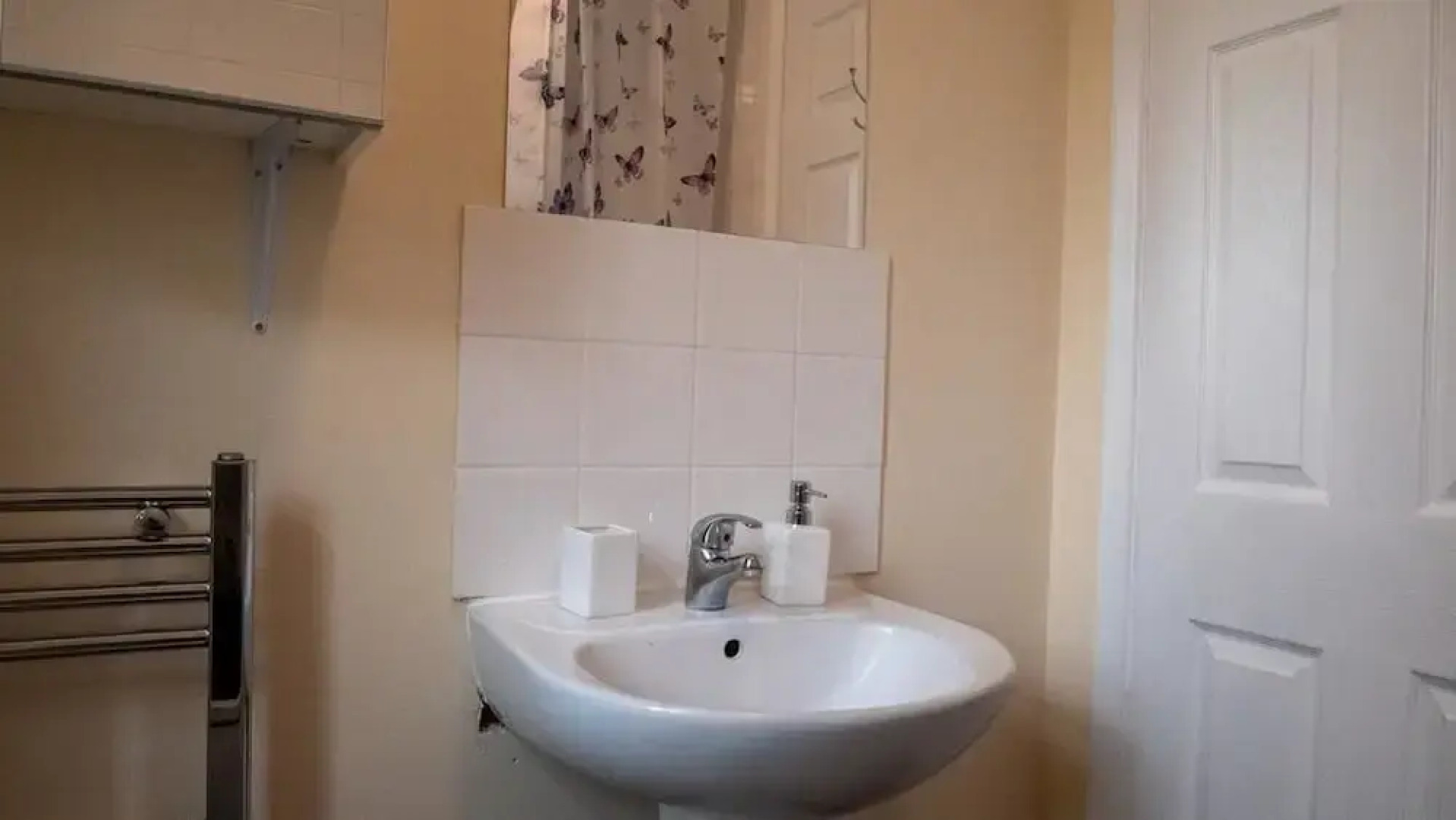 5 Bedroom Guesthouse in Quiet Cul-de-sac location.