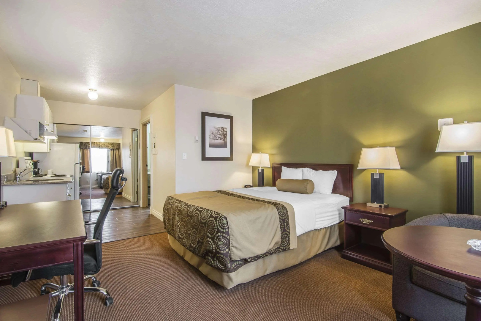 Econo Lodge Inn & Suites