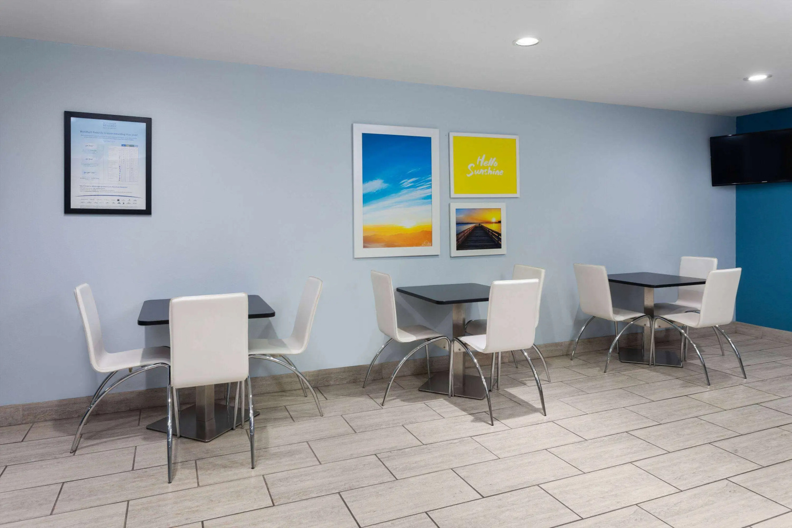 Days Inn & Suites by Wyndham Sellersburg