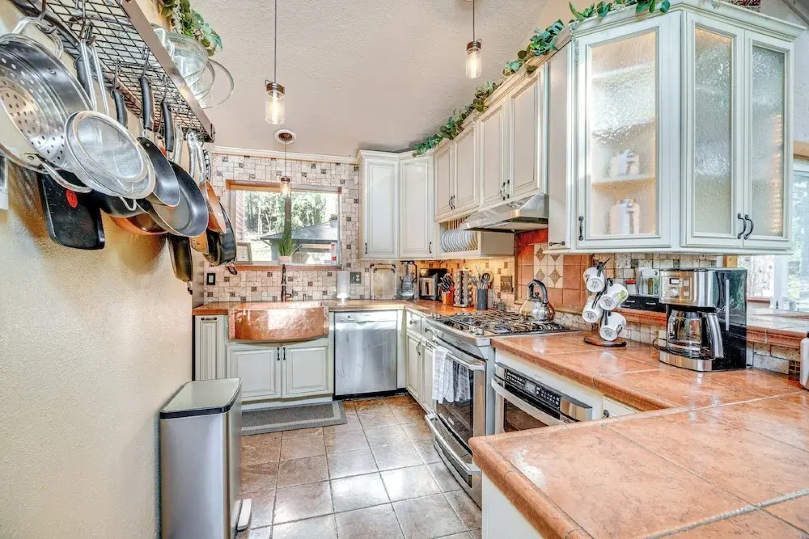 Cozy Home w/ Hot Tub - 11 Mi to Rainbow Falls