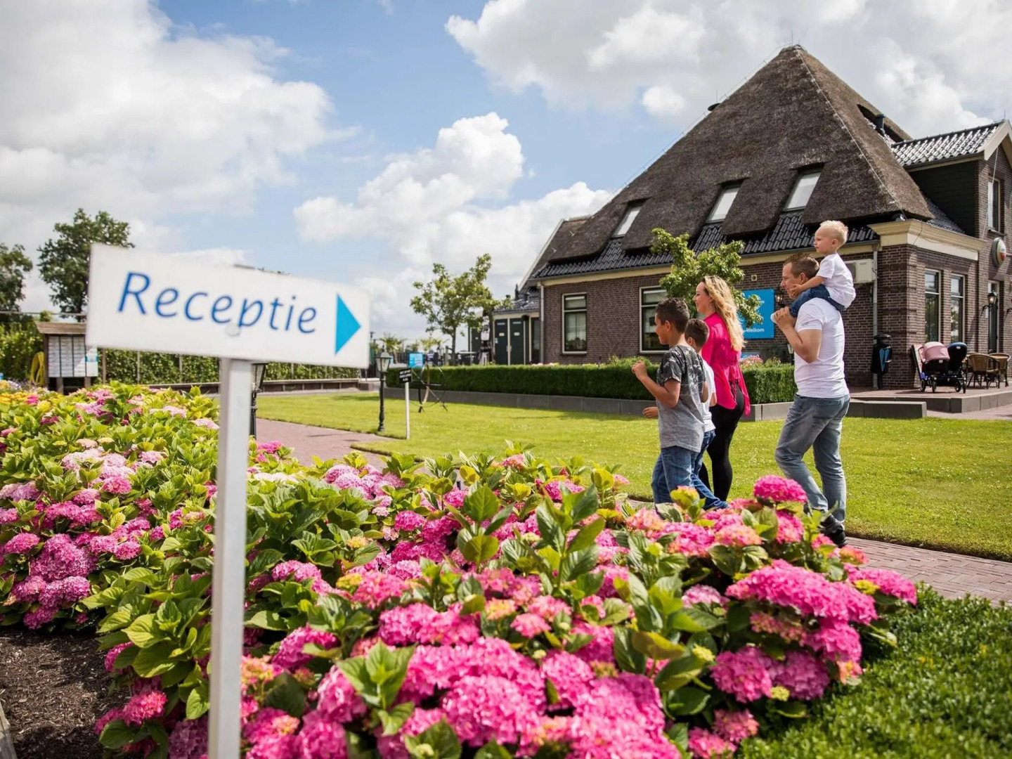 Modern chalet with outdoor sauna and spa, on a holiday park, Hoorn at 8 km.