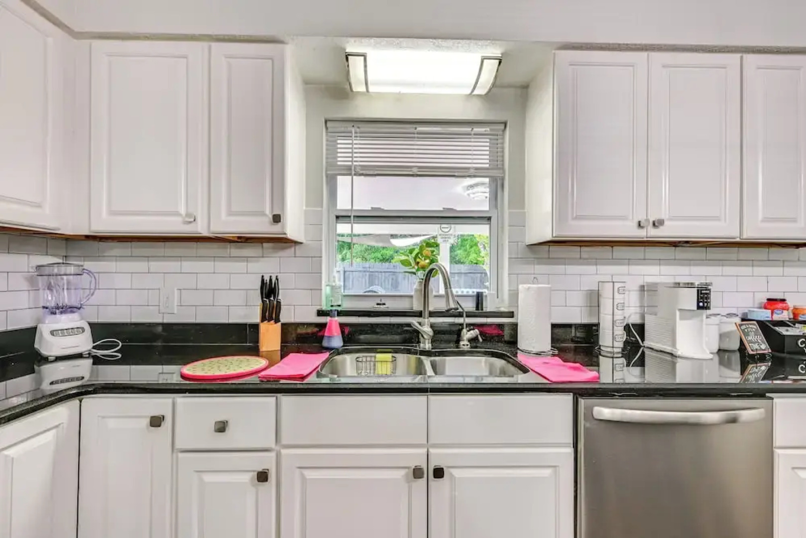 7 Mi to Busch Gardens: Lutz Home w/ Patio!