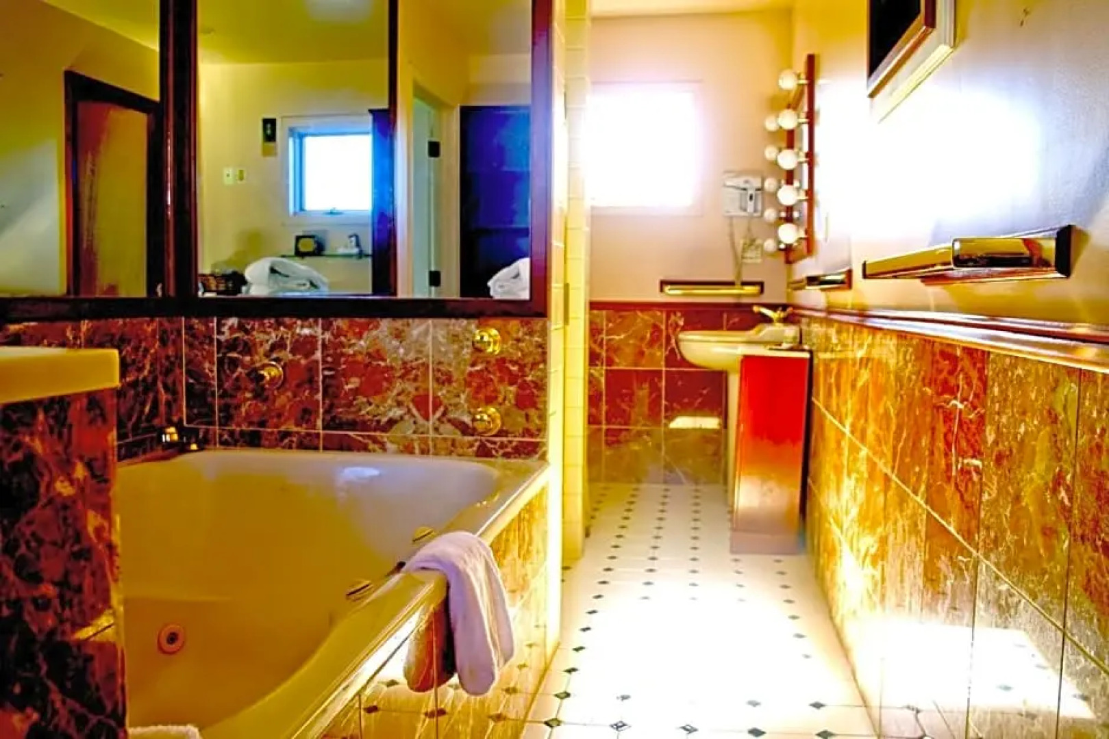 A Cayuga LakeFront Inn - Hotel Alt, Ithaca New York