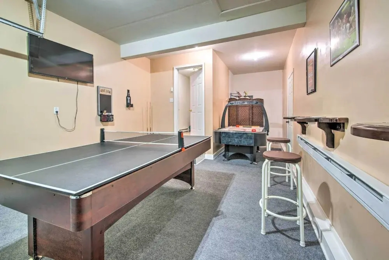 Jacuzzi & Resort Amenities: Tobyhanna Family Home!