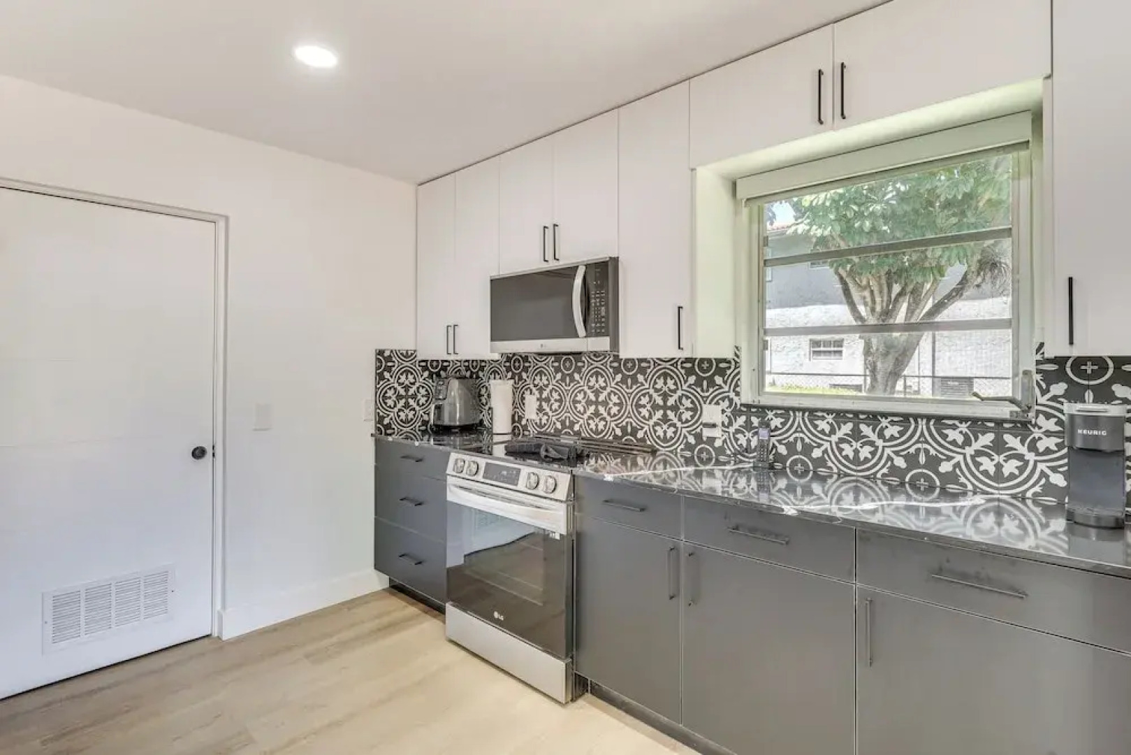 Walk to City Center: Modern Coral Springs Getaway