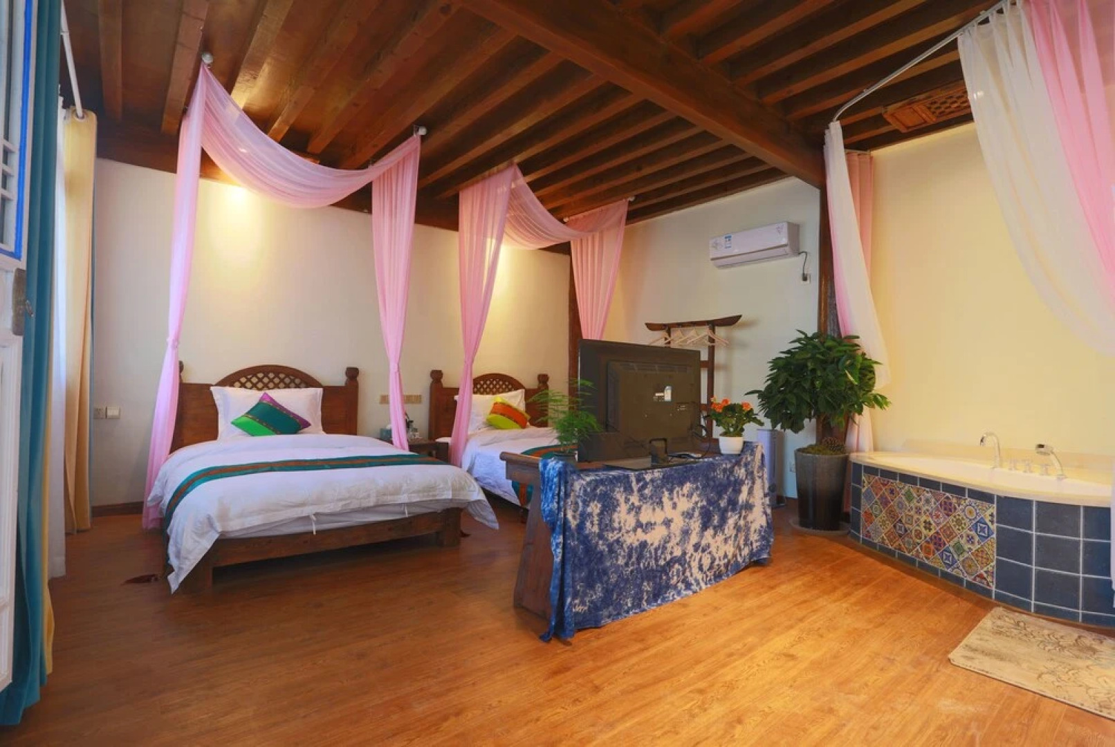 Hua Linglong Courtyard Inn