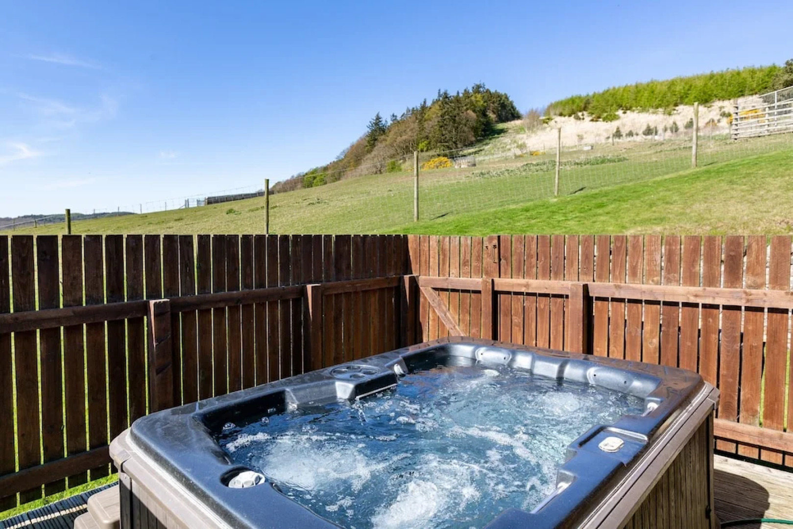 Woodpecker Lodge With Hot Tub Near Cupar, Fife